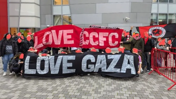 Clapton fans expelled for “offensive” banners Clapton fans expelled for “offensive” banners